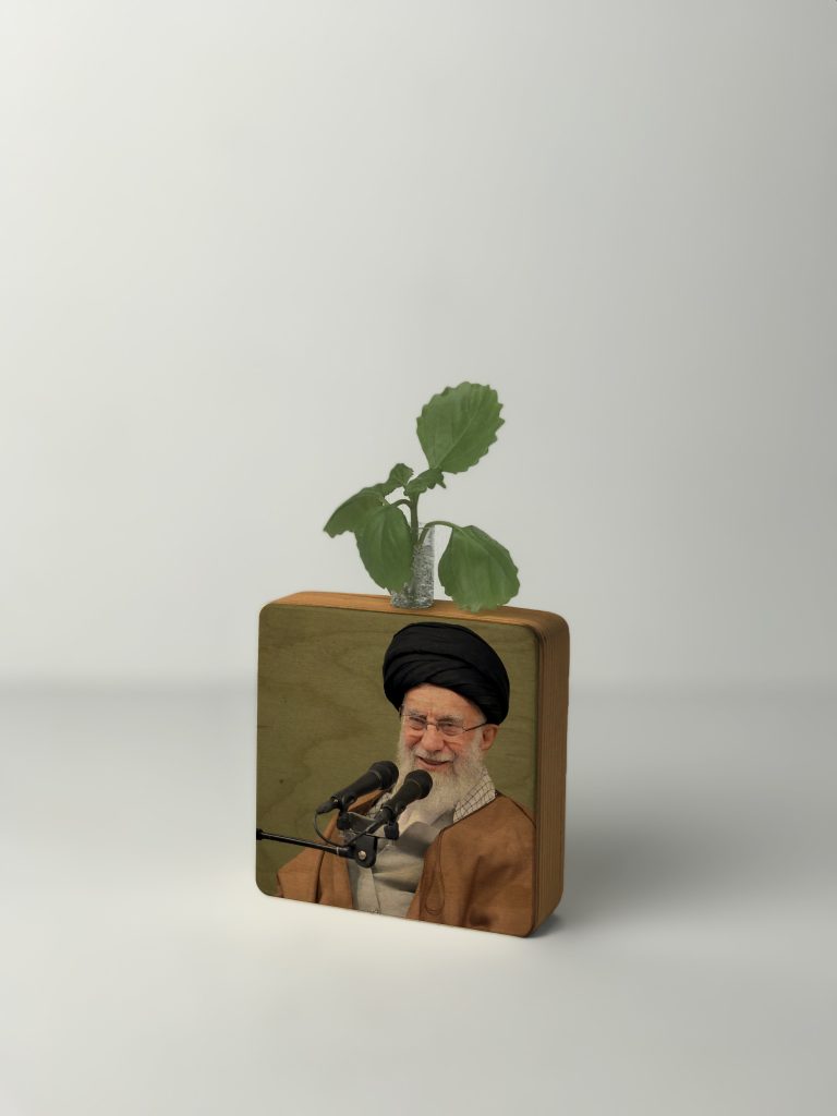 گلدان چوبی دکوراتیو مدل P-119R7031 طرح رهبر شهید